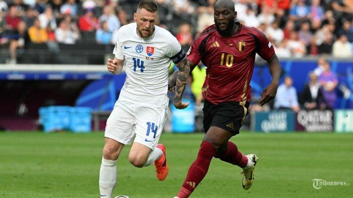 Bek Slovakia #14 Milan Skriniar ditandai oleh penyerang Belgia #10 Romelu Lukaku selama pertandingan sepak bola Grup E UEFA Euro 2024 antara Belgia dan Slovakia di Frankfurt Arena di Frankfurt am Main pada 17 Juni 2024. Prediksi skor pertandingan Euro 2024 dini hari nanti antara Belgia vs Rumania, Minggu (22/6/2024) pukul 02.00 WIB, Lukaku cs dijagokan menang. (AFP/THOMAS KIENZLE)