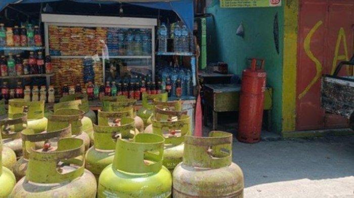 Sejumlah gas elpiji 3 kilogram kosong tampak bertumpuk di depan pangkalan. Pembelian gas LPG tabung 3 kilogram atau gas melon menggunakan Kartu Tanda Penduduk (KTP) telah diberlakukan di Sumut mulai 1 Januari 2024.