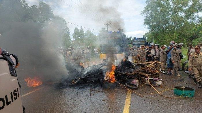 Bentrokan antara aparat kepolisian, TNI, Satpol PP, dan Badan Pengusahaan (BP) Batam dengan warga setempat itu terjadi pada Kamis, 7 September 2023.