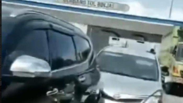 Mobil Pajero Sport BK 1726 ABX menabrak bagian depan mobil Toyota Avanza BK 1793 II di depan pintu keluar Gerbang Tol Binjai.