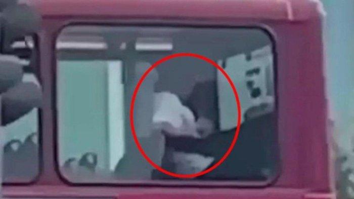 Pasangan Kekasih bersetubuh di dalam Bus saat siang hari