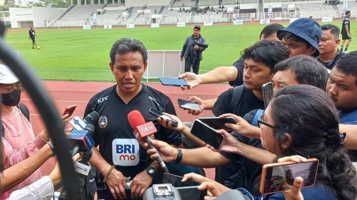 Pelatih Timnas Indonesia U-16, Bima Sakti saat diwawancarai di Stadion Madya, Senayan, Jakarta, Kamis (1/6/2023).