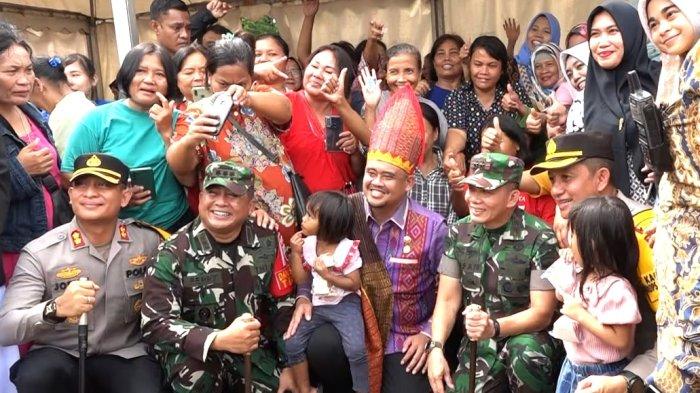 TMMD Kodim Medan: Masyarakat Kota Medan foto bersama dengan sejumlah pejabat di antaranya Pangdam Bukit Barisan, Mayjen TNI Mochammad Hasan, Dandim 0201/Medan Kolonel Inf Ferry Muzawwad dan Kapolrestabes Medan, Kombes Pol Valentino Alfa Tatareda serta Kapolres Belawan, AKBP Josua Tampubolon.