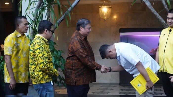 Wali Kota Medan Bobby Nasution resmi didukung Golkar maju ke Pilgub Sumut.
Foto: Bobby Nasution bertemu dengan Ketua Umum Golkar Airlangga Hartarto di Rumah Dinas Menteri, Jalan Widya Chandra 3, Jakarta, Rabu, (19/6/2024). Tampak juga Ijeck