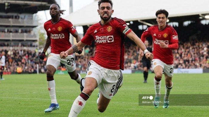 Gelandang Manchester United Portugal Bruno Fernandes merayakan mencetak gol pembuka selama pertandingan sepak bola Liga Premier Inggris antara Fulham dan Manchester United di Craven Cottage di London pada 4 November 2023. (Adrian DENNIS/AFP)