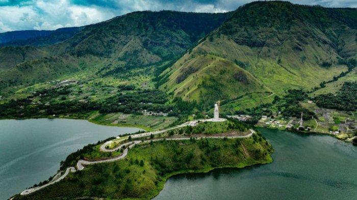 Suasana Patung Yesus di Bukit Sibeabea, Kecamatan Harian Boho, Kabupaten Samosir. Selain menikmati keindahan Danau Toba, pengunjung juga dapat menikmati destinasi wisata rohani.