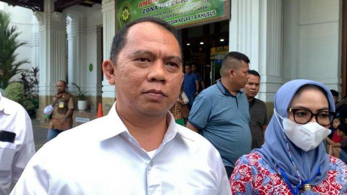 Bupati Labuhanbatu nonaktif Erik Adtrada Ritonga didampingi istrinya Maya Hasmita, berjalan meninggalkan ruang sidang Cakra II Pengadilan Negeri Medan, Rabu (25/9/2024).