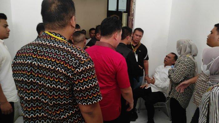 Bupati Labuhanbatu nonaktif Erik Adtrada Ritonga lemas dan dibawa ke RS saat sidang dugaan suap yang menjeratnya berlangsung, Kamis (30/5/2024). Sidang sempat ditunda selama 1 jam.