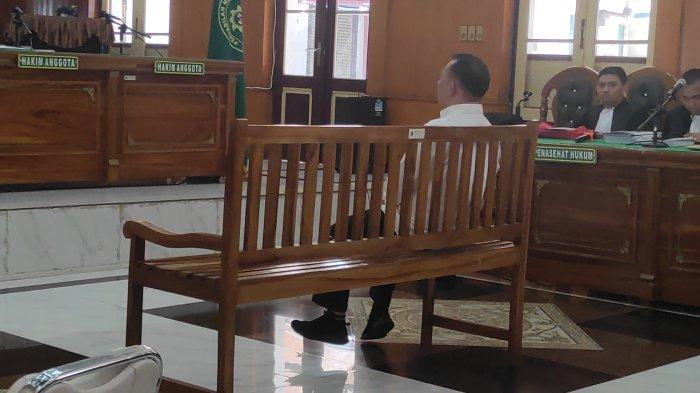 Bupati Labuhanbatu nonaktif Erik Adtrada Ritonga menghadapi sidang perdananya di Pengadilan Negeri Medan, Kamis (30/5/2024). Saat jaksa penuntut umum membaca dakwaan, Erik terlihat mengayunkan kakinya.