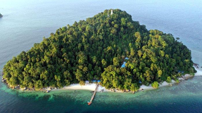 Bupati Sergai Darma Wijaya dan Wakilnya Adlin Tambunan bersama Menparekraf Sandiaga Uno menikmati aliran sungai Bah Bolon sambil berarung jeram yang menjadi satu di antara destinasi wisata di kawasan Sergai.