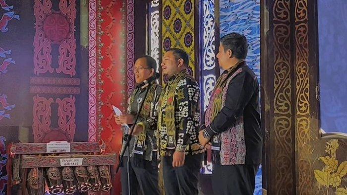 Bupati di Lake Toba Fashion Week Humbahas