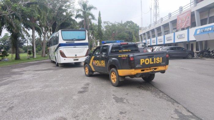 Bus yang membawa rombongan Persiraja Banda Aceh dikawal polisi meninggalkan Stadion Baharoeddin Siregar di Lubuk Pakam Jumat, (24/11/2023).