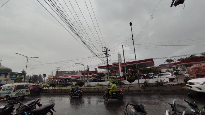CUACA BURUK - Pengendara sepeda motor mengemudikan kendaraannya sambil mengenakan jas hujan saat melintas di Jalan Jamin Ginting, Kabanjahe, Rabu (23/4/2025). Melihat cuaca buruk yang masih berlanjut, BPBD Karo mengimbau masyarakat menghindari kawasan rawan bencana.