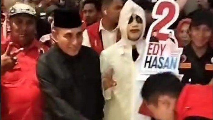 Cagub Sumut nomor urut 2, Edy Rahmayadi menjadi sorotan saat menuju arena debat. Mengenakan pakaian serba hitam dan peci, Edy Rahmayadi jadi sorotan lantaran didampingi sosok cosplay pocong, di Grand Mercure, Rabu malam (30/10/2024).