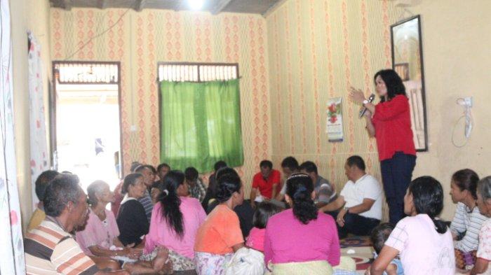 Caleg DPRD Humbang dari PDI-P memberikan edukasi politik kepada warga di Desa Manalu Kecamatan Pakkat, Sabtu (16/12/2023)