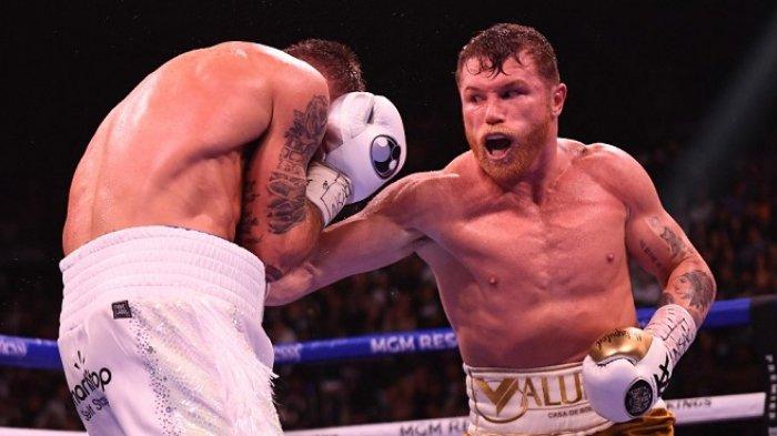 Canelo Alvarez (kanan)