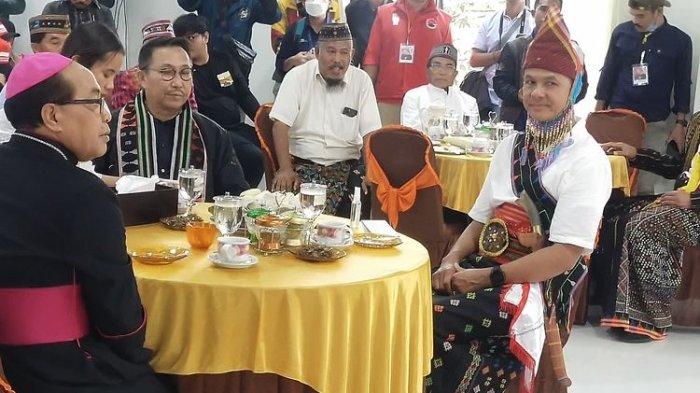 Capres Ganjar Pranowo disuguhi makanan lokal oleh pihak Keuskupan Ruteng, Jumat, (26/1/2024). (KOMPAS.com/MARKUS MAKUR)
