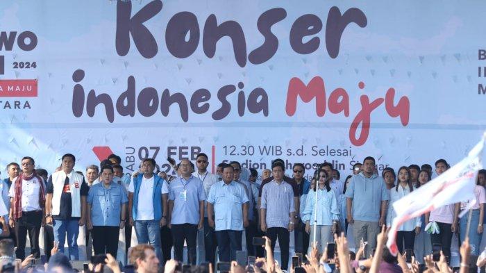 Capres dan cawapres nomor urut 2 Prabowo Subianto dan Gibran Raka Buming Raka menyapa simpatisan saat tiba di acara Konser Indonesia Maju di Stadion Baharuddin, Deliserdang, Rabu (7/2/2024).