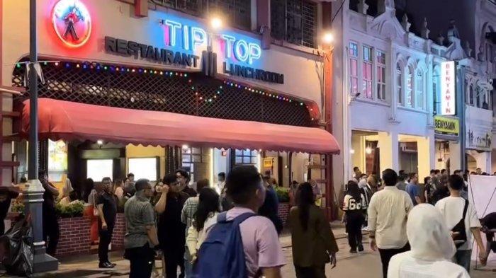 CAR FREE NIGHT- Wali Kota Medan dan ribuan orang berbaur memadati Kawasan Kota Tua Kesawan Square di Jalan Ahmad Yani. Warga, seniman dan pegiat UMKM tumpah ruah semarakkan pesta rakyat CFN yang dijadwalkan dua minggu sekali.