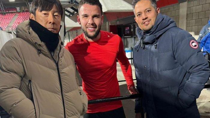 Pelatih timnas Indonesia Shin Tae-yong (kiri) bersama pemain keturunan Calvin Verdonk (tengah) saat berfoto bareng setelah menikmati pertandingan.