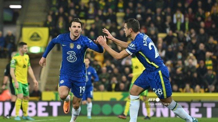 Gelandang Chelsea asal Inggris Mason Mount (kiri) merayakan setelah mencetak gol kedua timnya selama pertandingan sepak bola Liga Premier Inggris antara Norwich City dan Chelsea di Stadion Carrow Road di Norwich, Inggris timur, pada 10 Maret 2022. Chelsea meraih tiga angka penting setelah memetik kemenangan atas Norwich City di lanjutan Liga Inggris, Jumat (11/3/2022).