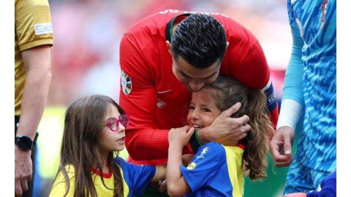 Cristiano Ronaldo peluk player escort yang goda dirinya sebelum bertanding di Euro 2024
