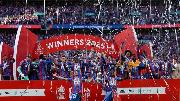 JUARA PIALA FA - Crystal Palace berhasil meraih menyabet juara Piala FA 2024-2025 untuk pertama kalinya setelah mengalahkan Manchester City, pada Sabtu (17/5/2025) malam WIB. Crystal Palace menang 1-0 atas Man City di partai final.
