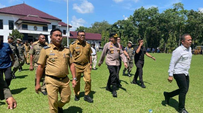 DATANGI MASSA : Bupati dan Wakil Bupati Deli Serdang, dr Asri Ludin Tambunan dan Lom Lom Suwondo mendatangi ribuan massa Al Washliyah yang melakukan aksi unjukrasa di kantor Bupati, Selasa (26/5/2025). Dalam aksi ini massa sempat memanas karena Aci lama keluar dari ruangannya.