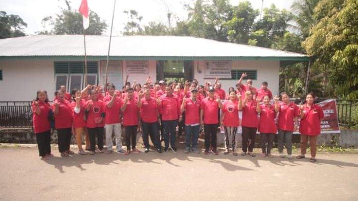 Para kader dan pengurus DPC PDI Perjuangan Nias Utara Ketua DPD PDI Perjuangan Sumut Drs Rapidin Simbolon MM hadir kembali di Kepulauan Nias memimpin konsolidasi partai untuk memenangkan PDI Perjuangan maupun Ganjar-Mahfud pada Polres, Sabtu (4/11/2023).