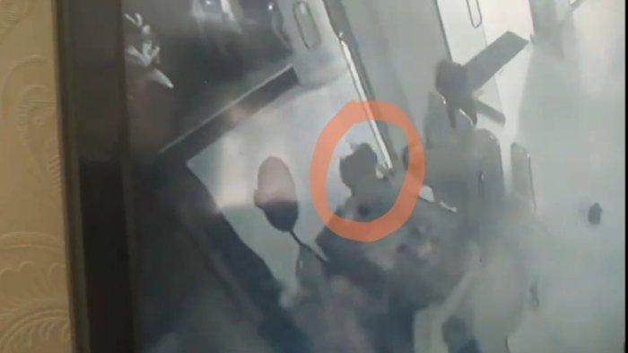 Tangkapan layar kamera pengawas CCTV sekretariat DPRD Tanjungbalai yang memperlihatkan seekor monyet besar menyerang petugas keamanan dalam, Kamis (25/4/2024) subuh.
