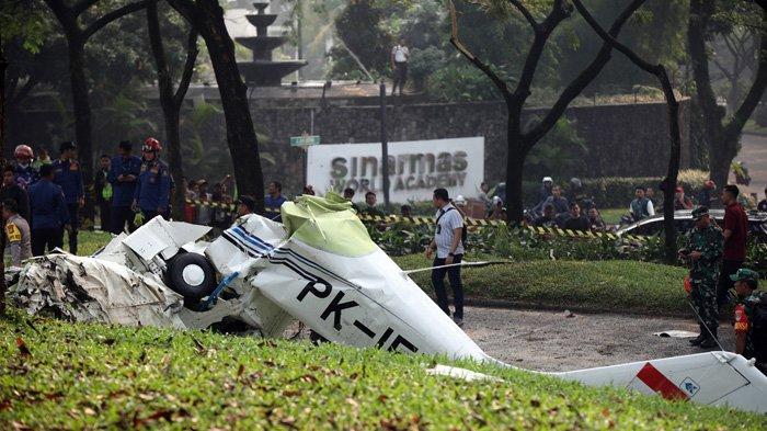Daftar nama tiga korban tewas jatuhnya sebuah pesawat latih di kawasan Lapangan Sunburst, Bumi Serpong Damai (BSD), Kecamatan Serpong, Tangerang Selatan, Banten, Minggu (19/5/2024). Ketiga korban jiwa dalam kejadian tersebut telah dievakuasi. (Kompas.Id)