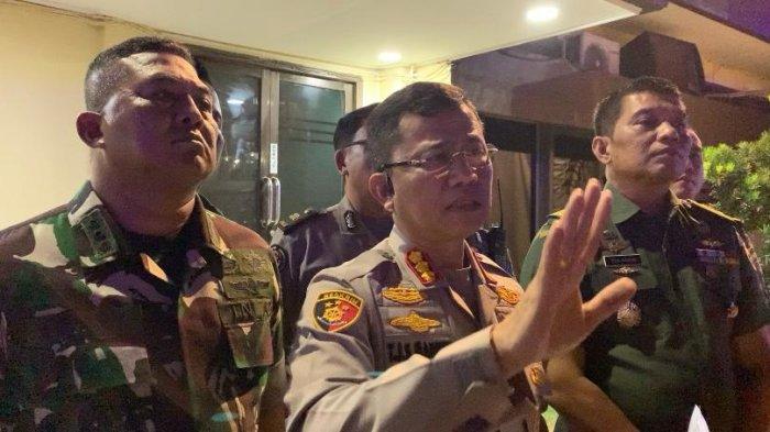 Dandim 0201/Medan Kolonel Inf Ferry Muzawwad (Kiri), Kapolrestabes Medan, Kombes pol Teddy Jhon Sahala Marbun (tengah), dan Kapendam I Bukit Barisan, Kolonel Inf Rico Siagian (kanan), saat memberikan keterangan terkait kasus pembacokan personel TNI AD bernama Prada Defliadi, Selasa (6/8/2024).