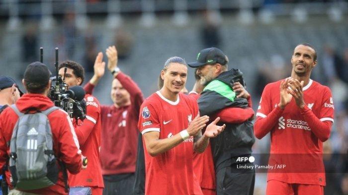 Striker Liverpool asal Uruguay #09 Darwin Nunez (tengah) merayakan setelah peluit akhir dibunyikan bersama bek Liverpool asal Kamerun kelahiran Jerman #32 Joel Matip (kanan) pada pertandingan sepak bola Liga Utama Inggris antara Newcastle United dan Liverpool di St James' Park di Newcastle-upon -Tyne, Inggris timur laut pada 27 Agustus 2023. (LINDSEY PARNABY / AFP)