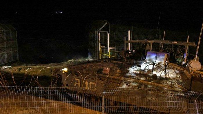 MIILITER Israel kuasai zona penyangga Dataran Tinggi Golan. Israel dilaporkan menguasai buffer zone atau zona penyangga di Dataran Tinggi Golan bagian dari teritori Suriah usai ditinggalkan oleh pasukan militer Presiden Bashar Al Assad. Perdana Menteri Israel, Benjamin Netanyahu juga telah memerintahkan militernya untuk merebut kembali wilayah tersebut usai ditinggalkan oleh pasukan Suriah. (AFP)