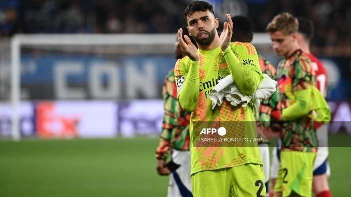 Kiper Arsenal Waspadai Momok Viktor Gyokeres - Kiper Arsenal, David Raya memberikan penghormatan kepada publik di akhir pertandingan Liga Champions UEFA antara Atalanta Bergamo dan Arsenal di stadion Atleti Azzurri d'Italia di Bergamo pada tanggal 19 September 2024. (Foto oleh Isabella BONOTTO / AFP)