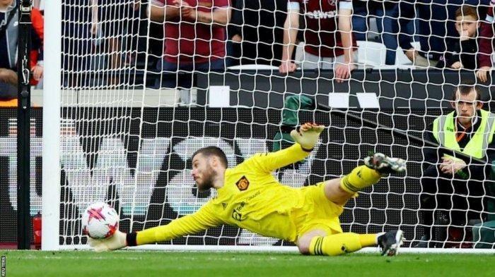 Kiper Manchester United, David De Gea gagal mengantisipasi tendangan pemain West Ham Said Benrahma yang berbuah gol. Bruno Fernandes dan Rio Ferdinand tanggapi blunder De Gea saat MU kalah 1-0 di kandang West Ham pada hasil Liga Inggris pekan 35.