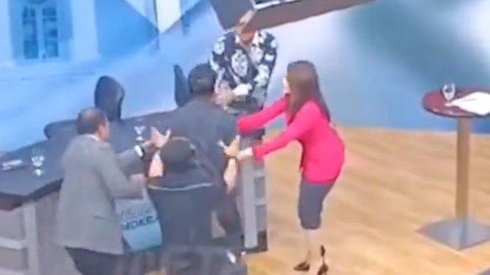 Debat panas antara Deddy Sitorus vs Immanuel Ebenezer alias Noel tersaji di tayangan MetroTV.