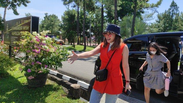 Denise Chariesta, selebgram yang berseteru dengan Razman Arif Nasution saat menyambangi Polda Sumut