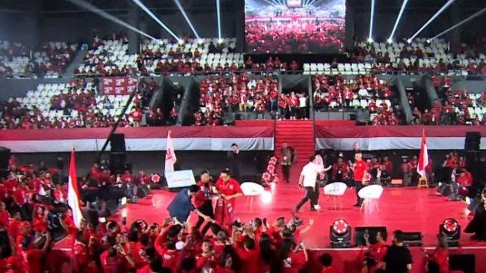 Detik-detik Wali Kota Solo Gibran Rakabuming Raka disodorkan jaket PSI dalam acara Kopi Darat Nasional (Kopdarnas) Partai Solidaritas Indonesia (PSI) di Tennis Indoor, Senayan, Jakarta, Selasa (22/8/2023) malam.