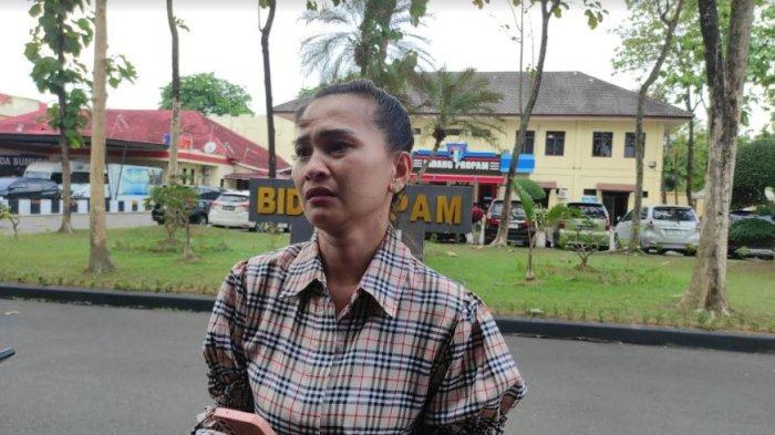Dian Meta Sihombing, istri personel Ditrreskrimsus Polda Sumut Bripka Berlin Sinaga yang diduga jadi korban kekerasan dalam rumah tangga (KDRT) suaminya. Ia datang ke Bid Propam Polda Sumut untuk memberikan keterangan terkait dugaan pelanggaran kode etik suaminya, Selasa (16/4/2024).