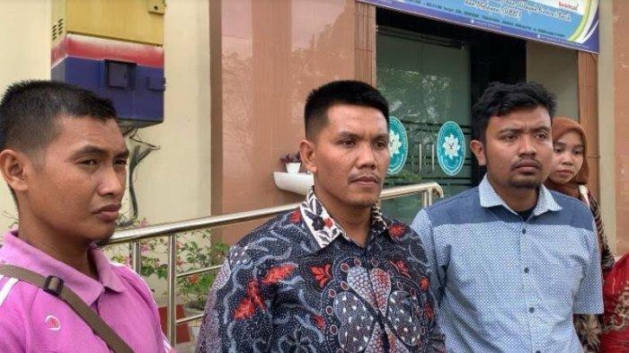 Direktur LBH Medan Irvan Saputra, saat memberikan keterangan terkait gugatan nya ke PTUN dalam perkara kecurangan seleksi PPPK di kabupaten Langkat, Kamis (12/9/2024).