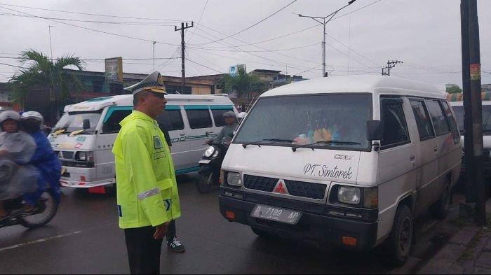 Direktur Lalu Lintas Polda Sumut Kombes Muji Ediyanto saat ikut merazia jasa angkutan umum yang masih menaikkan dan menurunkan penumpang di sepanjang Jalan Sisingamangaraja Medan, bukan di Terminal Terpadu Amplas, Rabu (10/1/2023. Ada beberapa pelanggar yang ditilang.