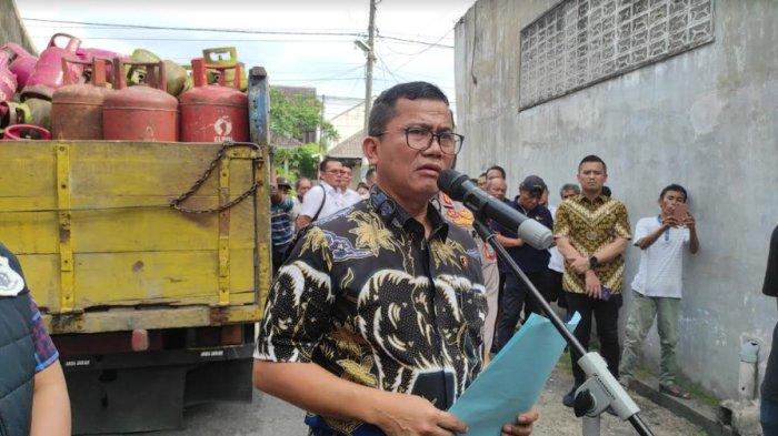 Dirreskrimsus Polda Sumut Kombes Teddy JS Marbun saat diwawancarai soal pangkalan gas 3 kilogram oplos yang digerebek, di Jalan Sei Kapuas, Gang Bunga No 22, Kelurahan Babura, Kecamatan Medan Sunggal, Jumat (27/7/2023).
