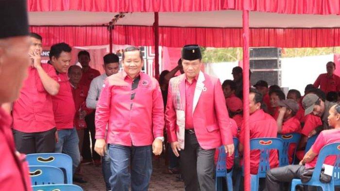 Ketua DPC PDI Perjuangan Humbang Hasundutan Oloan Paniaran Nababan bersama Ketua DPD PDI Perjuangan Sumut Drs Rapidin Simbolon MM, sela-sela pelantkan Ketua PAC PDI Perjuangan Kecamatan Dolok Sanggul Nikodemus Munte di Kantor DPC PDI Perjuangan Humbahas, Selasa (7/11/2023).