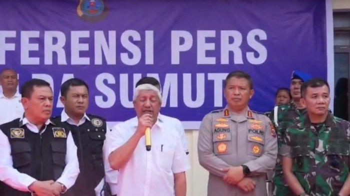 Dokter Forensik RS Bhayangkara TK II Medan dr. Ismurizal Sp.F, menjelaskan perihal hasil autopsi terhadap jenasah Sempurna Pasaribu dan ketiga keluarganya yang mengalami luka bakar tingkat 6, saat rilis di Polres Tanah Karo, di Jalan Veteran, Kabanjahe, Senin (8/7/2024).
