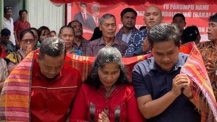 Keluarga besar Ompu Raja Sinambela, boru bere/Ibebere dohot dongan Sahuta di Bakkara memberi restu untuk Rapidin Simbolon dan Ny Sorta Ertaty Siahaan di Desa Bakkara, Sabtu (19/8/2023).