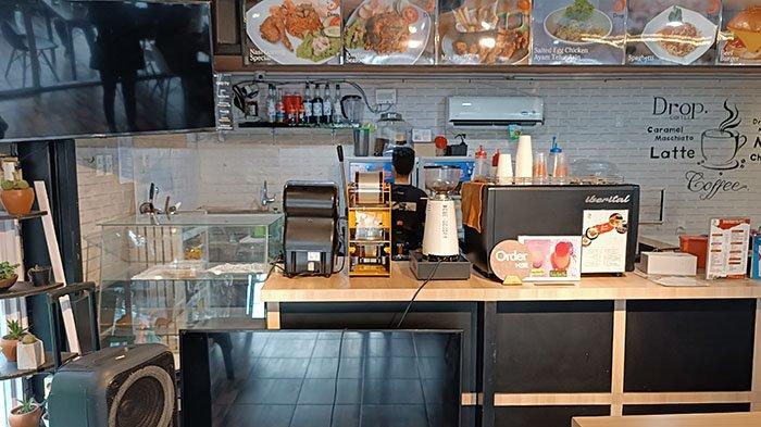 Drop Coffee, tempat nongkrong asik di tengah Kota Medan, cocok jadi tempat kerja dan mengerjakan tugas, dengan suasana yang nyaman.