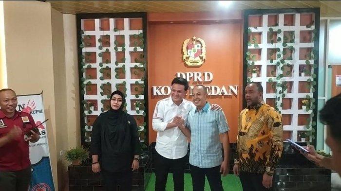 ANGGOTA DPRD MEDAN: Dua anggota DPRD Medan yang berkelahi sepakat berdamai setelah dimediasi oleh Badan Kehormatan Dewan, Senin (24/3 /2025) (Tribun-Medan.com /Dedy Kurniawan)