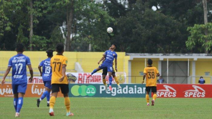 Kapten PSDS, Muhammad Dikky Yudistia berduel di udara dengan pemain Persiraja, Ramadhan pada pertandingan lanjutan kompetisi Pegadaian Liga 2, di Stadion Baharoeddin Siregar, Sabtu (14/10/2023).
