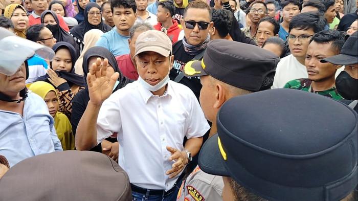 EKSEKUSI LAHAN- Personil gabungan terdiri dari Polisi, TNI, Sat Pol PP, dan damkar lakukan pengamanan terhadap eksekusi rumah milik warga di Jalan Aluminium, Kelurahan Pulo Brayan Darat II, Kecamatan Medan Deli, Kota Medan. Kamis (17/7/2025)